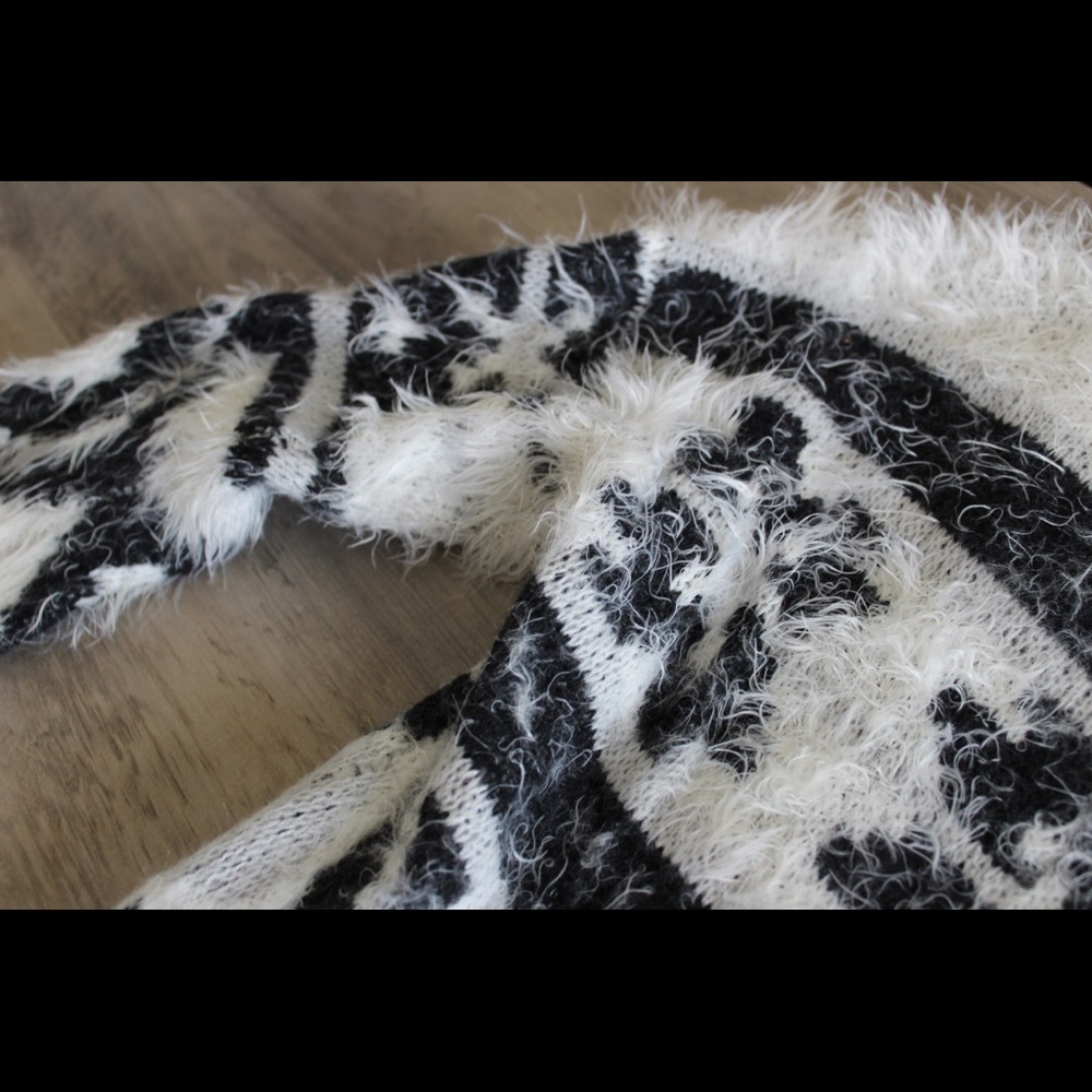 Express Sweater - Picture 2 of 4
